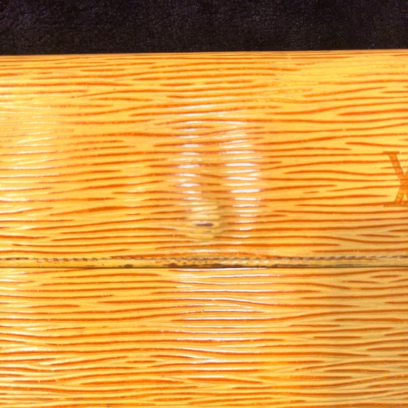 Louis Vuitton epi leather wallet - Picture 3 of 12